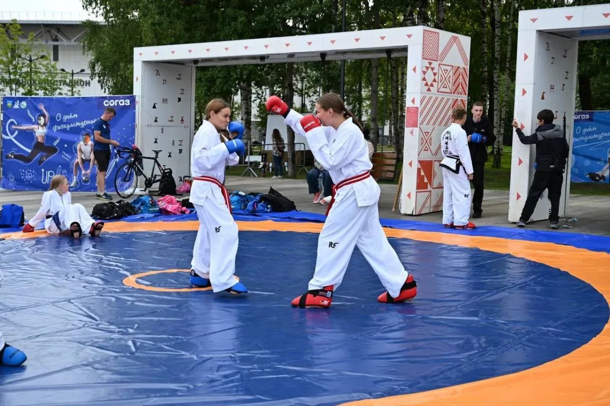 Спортивные фестивали, спартакиады, турниры по единоборствам, зарядки с чемпионами и мастер-классы в рамках Всероссийского марафона «Единой России» «Сила России» традиционно проходят по всей стране ко Дню физкультурника Спортивные фестивали, спартакиады, турниры по единоборствам, зарядки с чемпионами и мастер-классы в рамках Всероссийского марафона «Единой России» «Сила России» традиционно проходят по всей стране ко Дню физкультурника