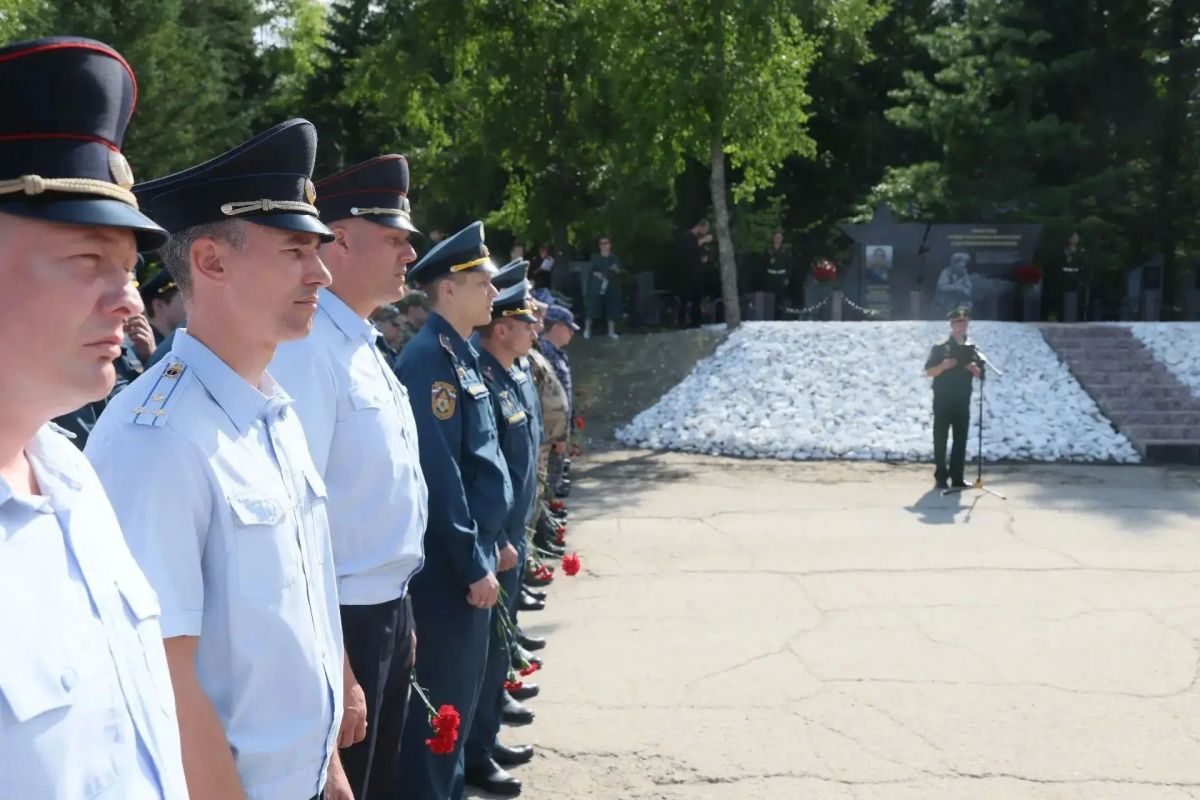 В Биробиджане почтили память Героя России Андрея Ковтуна и всех погибших участников СВО В Биробиджане почтили память Героя России Андрея Ковтуна и всех погибших участников СВО
