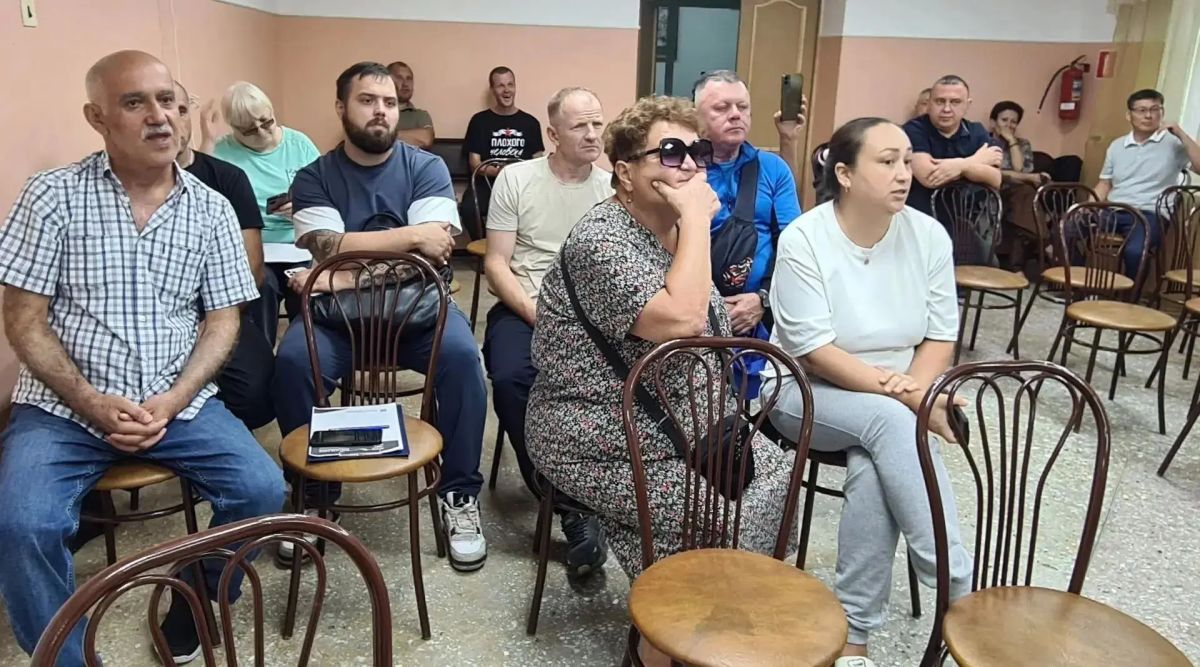 Протекает крыша в многоквартирном доме по ул. Калинина в Биробиджане Протекает крыша в многоквартирном доме по ул. Калинина в Биробиджане