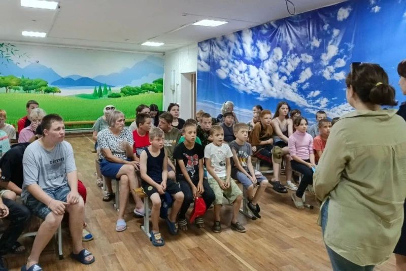 Полицейские совместно с председателем общественного совета при МО МВД России «Биробиджанский» напомнили детям правила безопасности на каникулах Полицейские совместно с председателем общественного совета при МО МВД России «Биробиджанский» напомнили детям правила безопасности на каникулах