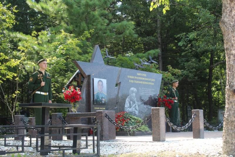 В Биробиджане сотрудники полиции почтили память Героя России Андрея Ковтуна и всех погибших участников СВО В Биробиджане сотрудники полиции почтили память Героя России Андрея Ковтуна и всех погибших участников СВО