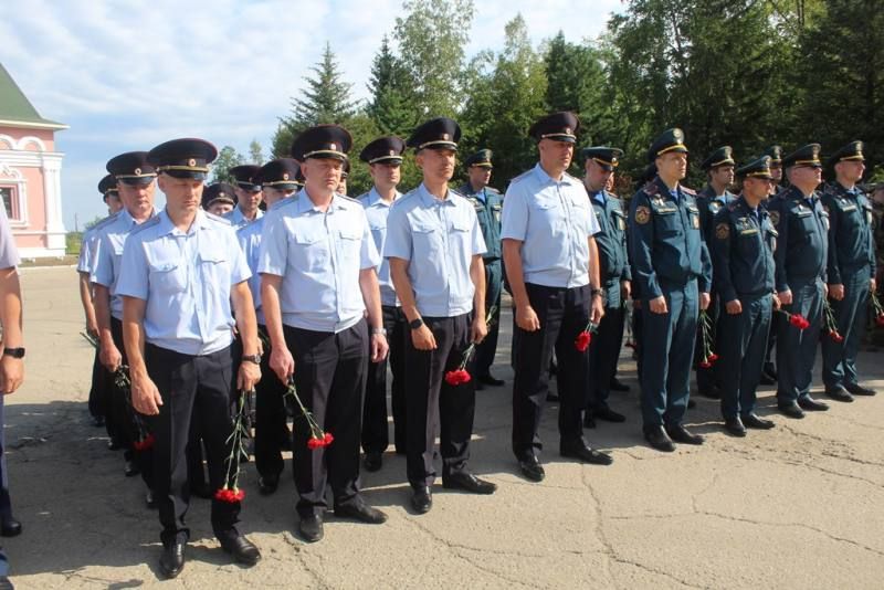 В Биробиджане сотрудники полиции почтили память Героя России Андрея Ковтуна и всех погибших участников СВО В Биробиджане сотрудники полиции почтили память Героя России Андрея Ковтуна и всех погибших участников СВО