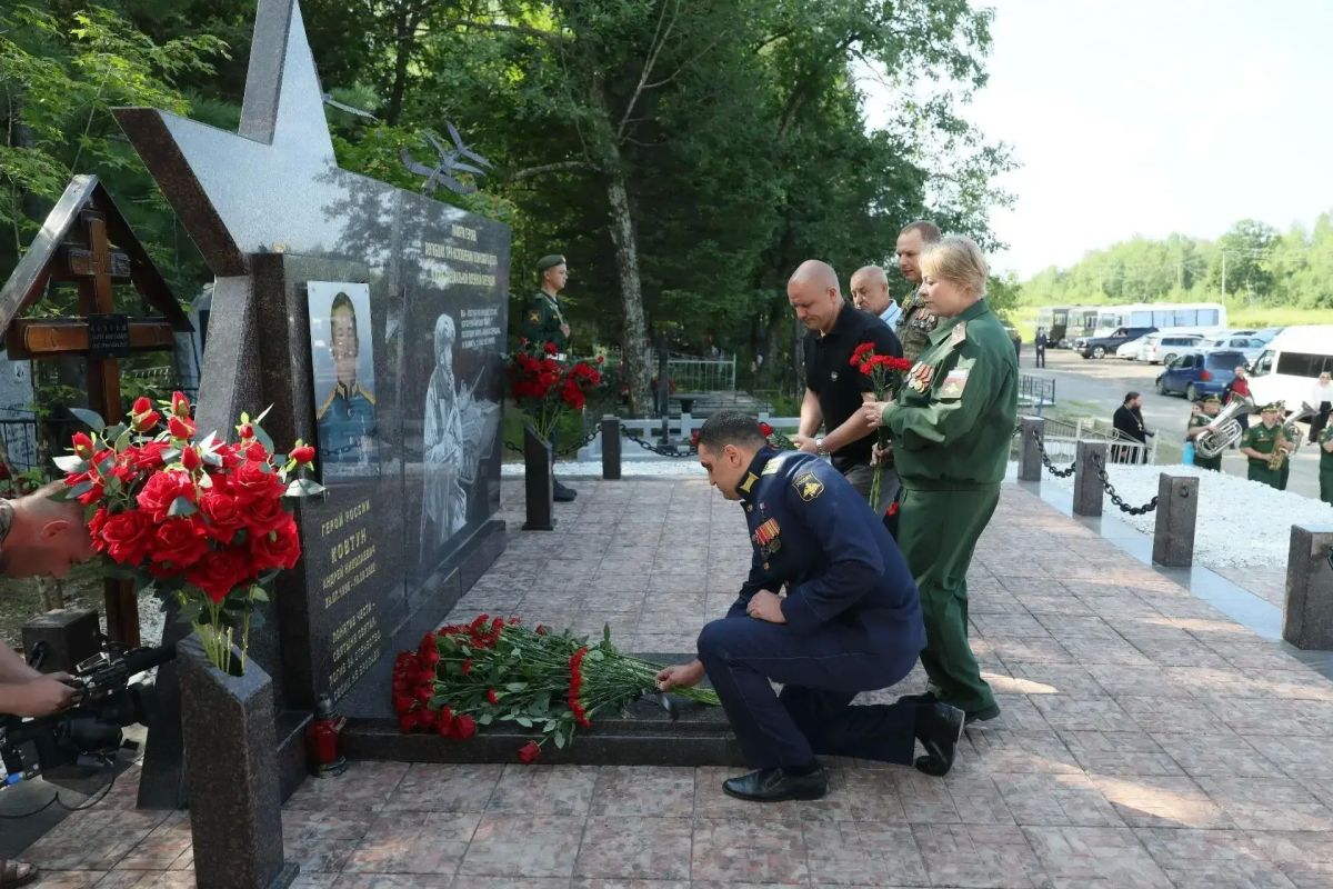 В Биробиджане почтили память Героя России Андрея Ковтуна и всех погибших участников СВО В Биробиджане почтили память Героя России Андрея Ковтуна и всех погибших участников СВО