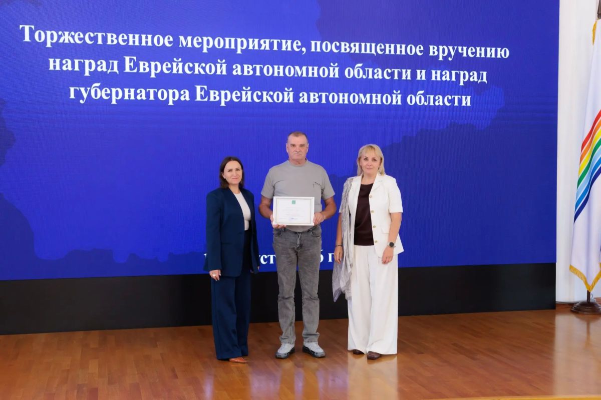 Заслуженные награды в честь профессионального праздника получили строители ЕАО Заслуженные награды в честь профессионального праздника получили строители ЕАО