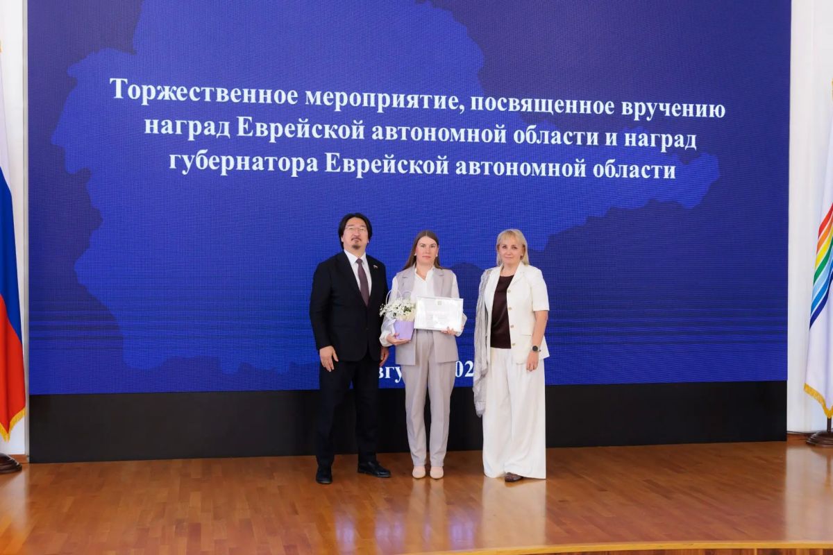 Заслуженные награды в честь профессионального праздника получили строители ЕАО Заслуженные награды в честь профессионального праздника получили строители ЕАО
