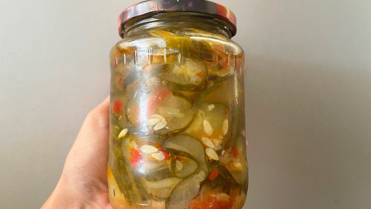 Нежная закуска из переросших огурцов: как приготовить на зиму