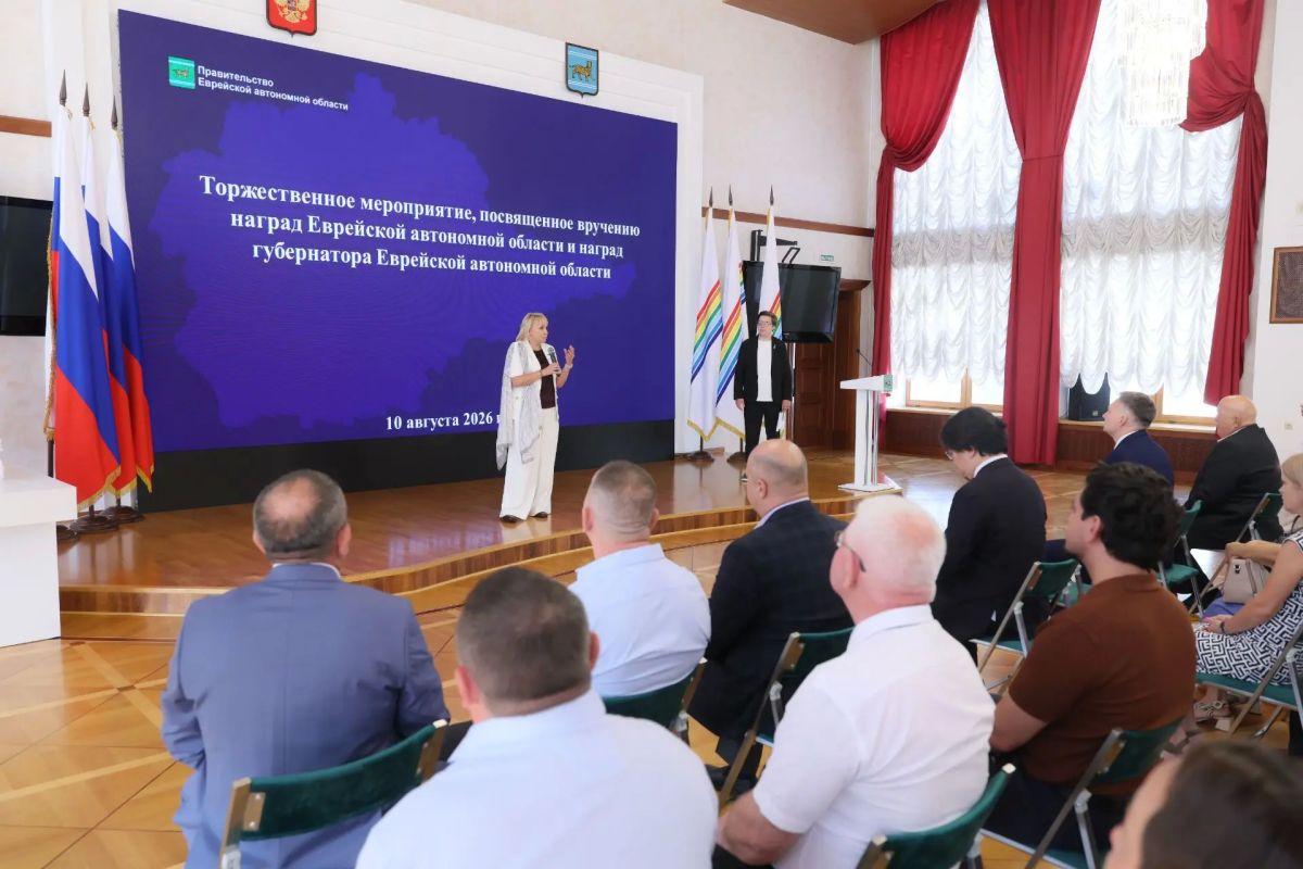 Заслуженные награды в честь профессионального праздника получили строители ЕАО Заслуженные награды в честь профессионального праздника получили строители ЕАО