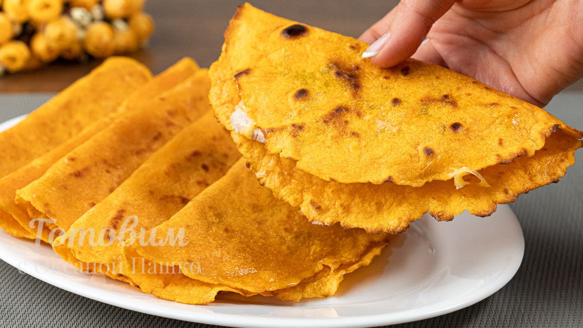 Яркие лепешки на томатном тесте: просто, быстро и вкусно