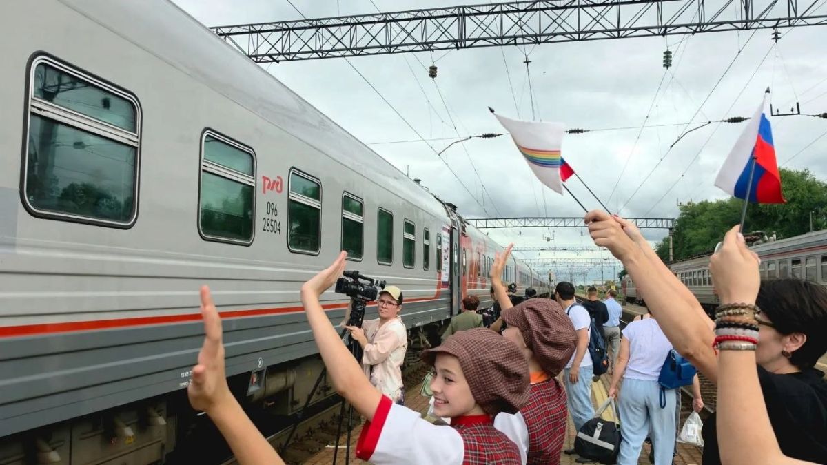 Брендированный поезд «Россия» встретили в Биробиджане Брендированный поезд «Россия» встретили в Биробиджане