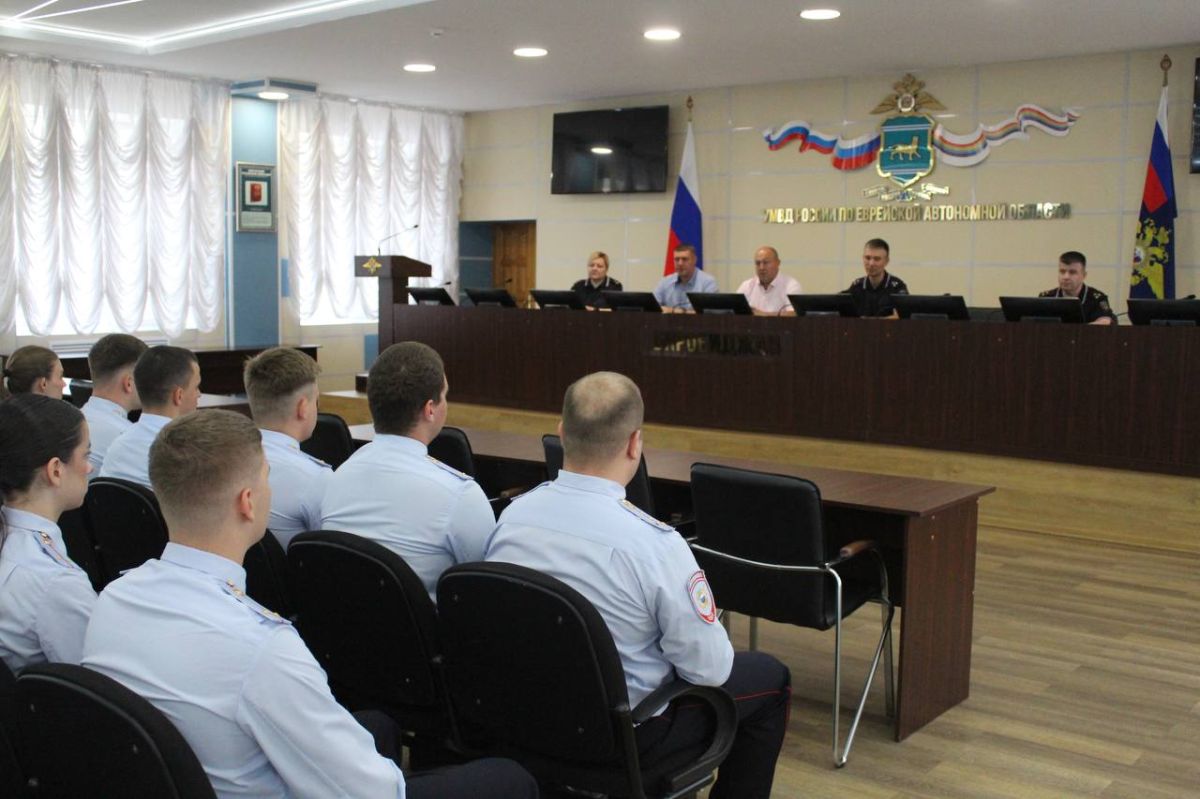 18 молодых сотрудников пополнили ряды полиции Еврейской автономной области 18 молодых сотрудников пополнили ряды полиции Еврейской автономной области