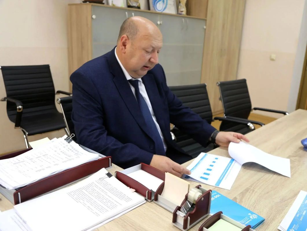 Встретился с руководителем регионального Росреестра Светланой Зуевой и коллективом Управления Встретился с руководителем регионального Росреестра Светланой Зуевой и коллективом Управления