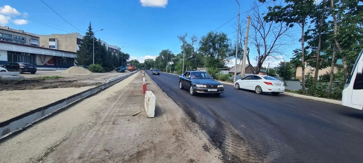 На автодороге по ул. Советской укладывают выравнивающий слой асфальта На автодороге по ул. Советской укладывают выравнивающий слой асфальта