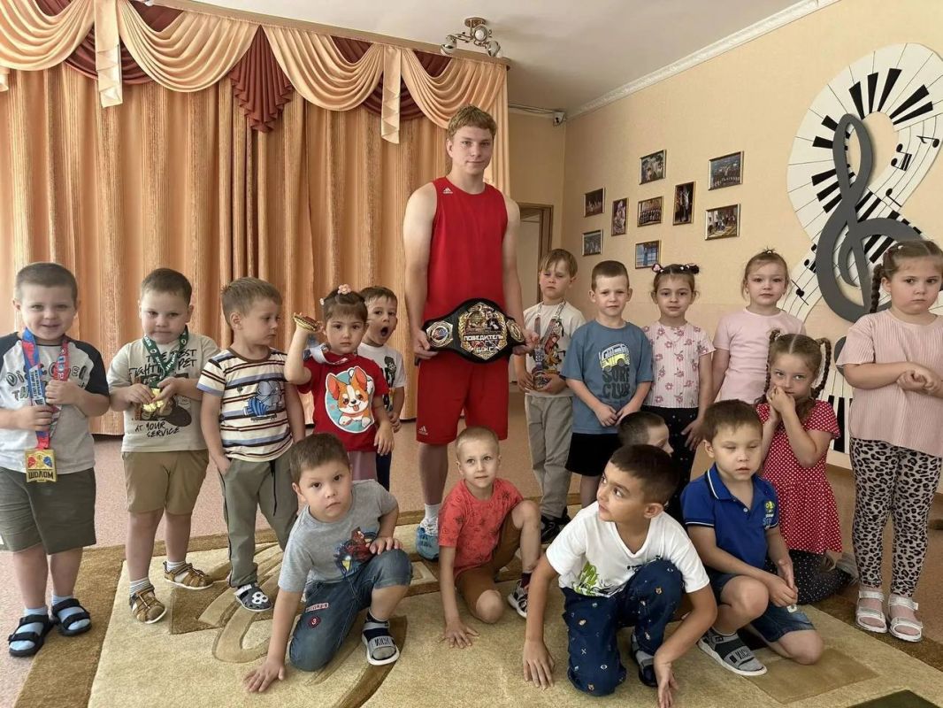 Чемпион ДФО по боксу Ярослав Золин провел открытую тренировку для воспитанников детского сада Чемпион ДФО по боксу Ярослав Золин провел открытую тренировку для воспитанников детского сада