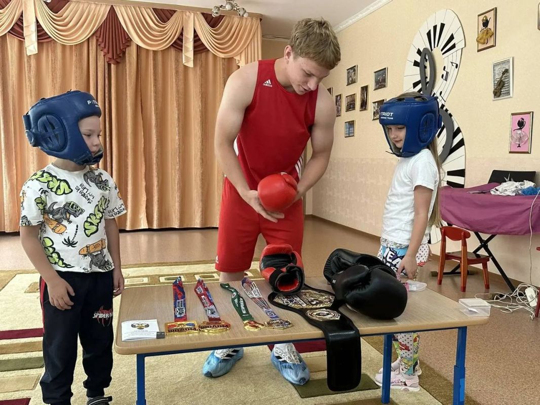 Чемпион ДФО по боксу Ярослав Золин провел открытую тренировку для воспитанников детского сада Чемпион ДФО по боксу Ярослав Золин провел открытую тренировку для воспитанников детского сада