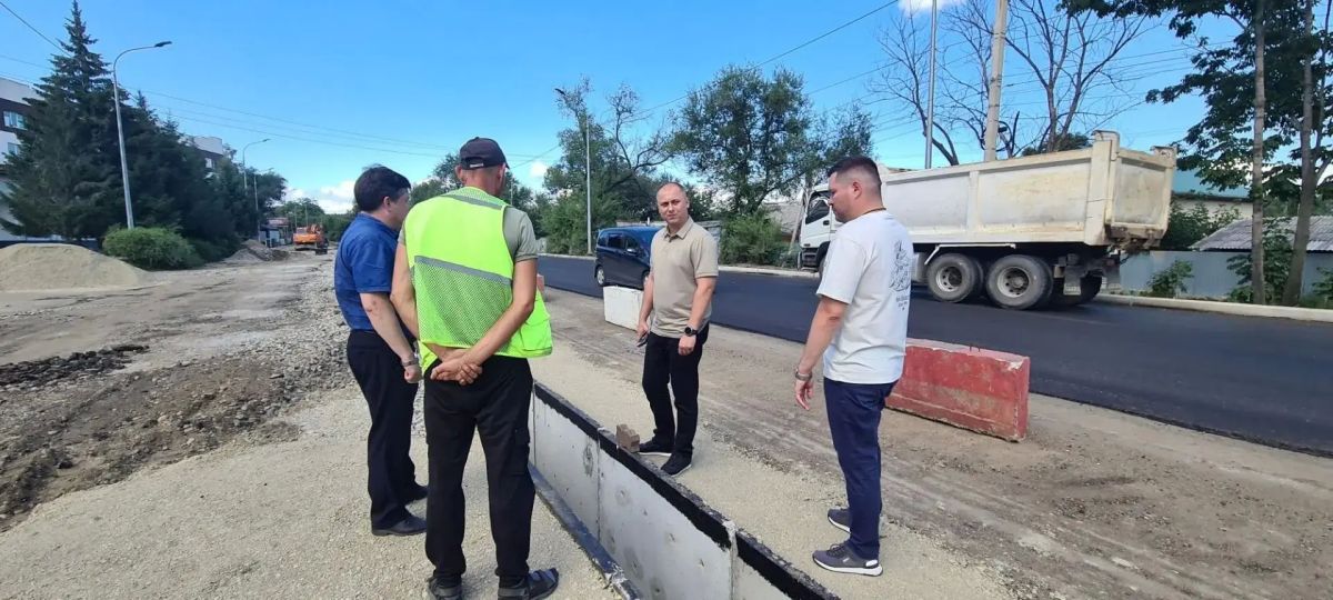 На автодороге по ул. Советской укладывают выравнивающий слой асфальта На автодороге по ул. Советской укладывают выравнивающий слой асфальта