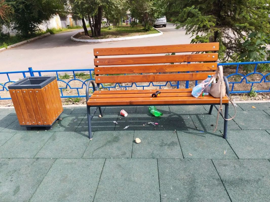 Урна рядом, а мусор — под ногами Урна рядом, а мусор — под ногами