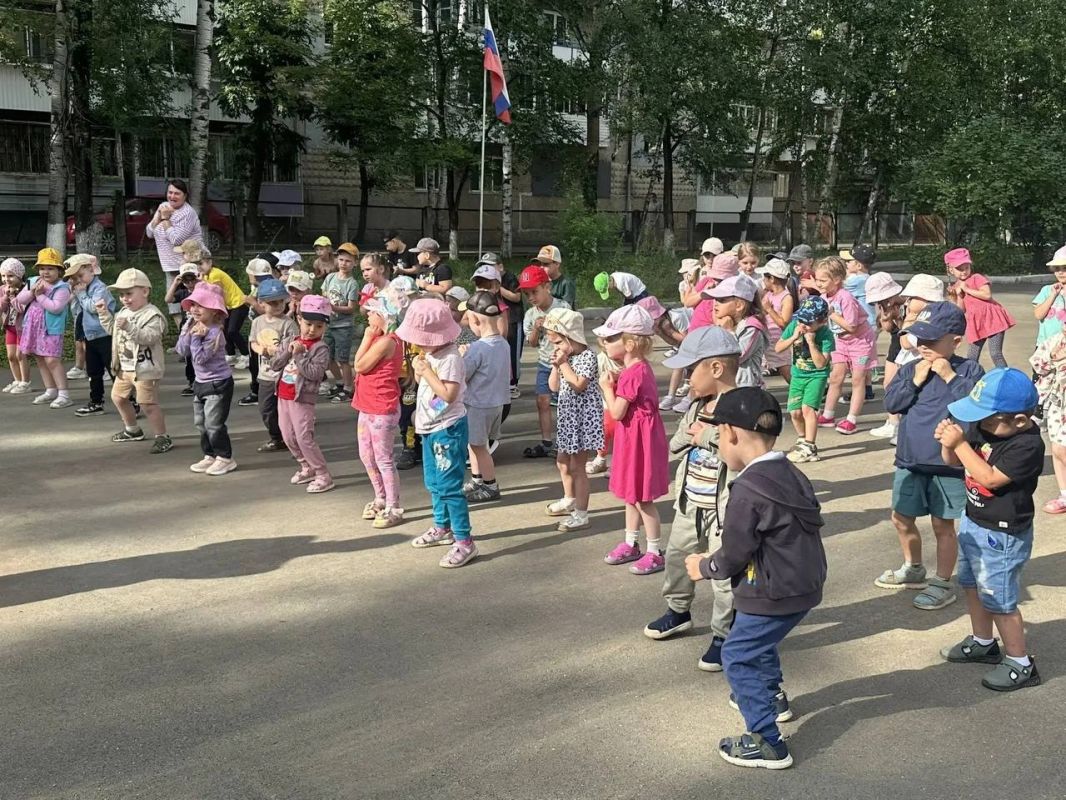 Чемпион ДФО по боксу Ярослав Золин провел открытую тренировку для воспитанников детского сада Чемпион ДФО по боксу Ярослав Золин провел открытую тренировку для воспитанников детского сада