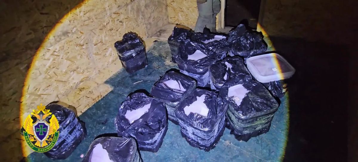 В Хабаровском крае в лесу нашли тайник с икрой на 8,5 млн рублей, сообщили в Пограничном управлении ФСБ России по Хабаровскому краю и Еврейской автономной области В Хабаровском крае в лесу нашли тайник с икрой на 8,5 млн рублей, сообщили в Пограничном управлении ФСБ России по Хабаровскому краю и Еврейской автономной области