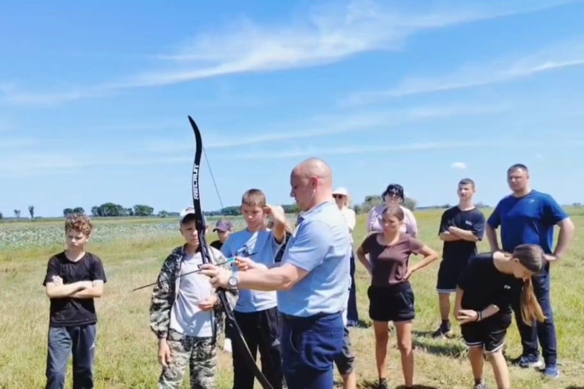 В селе Екатерино-Никольское ветераны СВО провели мастер-класс по стрельбе из лука для школьников