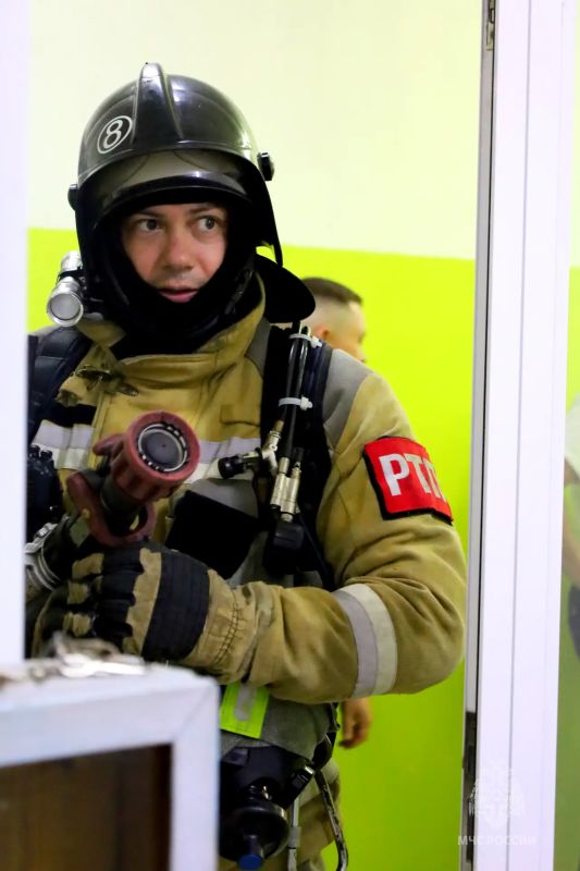 В Биробиджане прошли учения в школах № 4 и 12 В Биробиджане прошли учения в школах № 4 и 12