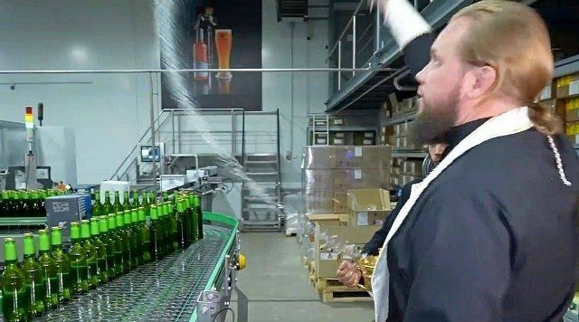Но есть и хорошие новости. Митрополит Владимирский и Суздальский Никандр совершил чин освящения местного пивзавода Но есть и хорошие новости. Митрополит Владимирский и Суздальский Никандр совершил чин освящения местного пивзавода