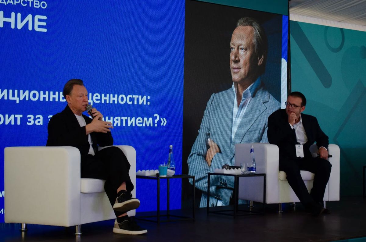 Дмитрий Харатьян на Августовке: диалог о главном Дмитрий Харатьян на Августовке: диалог о главном
