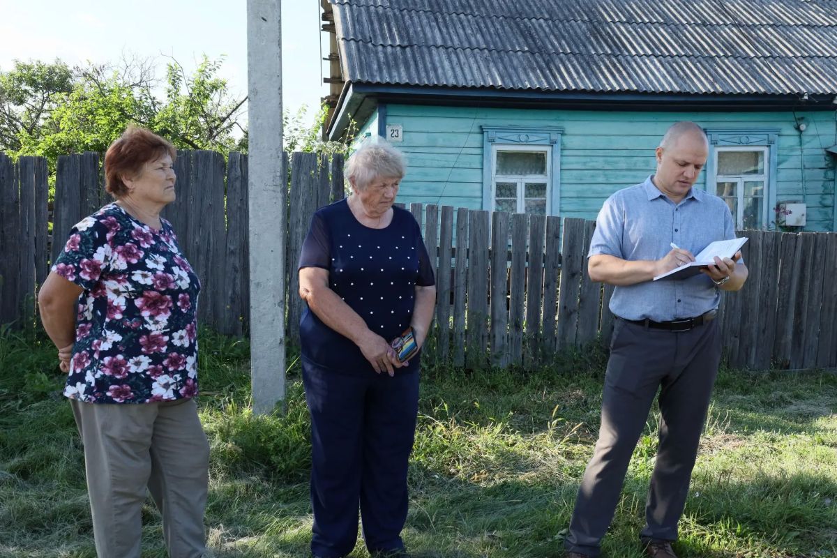 Председатель Городской Думы Сергей Радецкий встретился с жителями улицы Охотской и взял наказы на контроль Председатель Городской Думы Сергей Радецкий встретился с жителями улицы Охотской и взял наказы на контроль