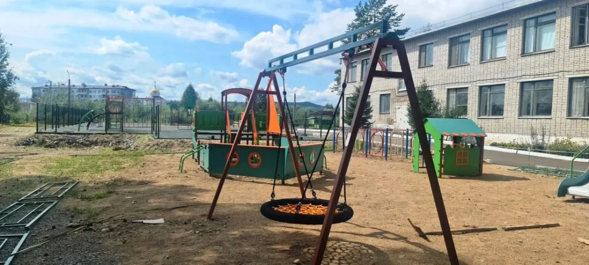 Обновляют территорию детского сада № 50 в Биробиджане Обновляют территорию детского сада № 50 в Биробиджане