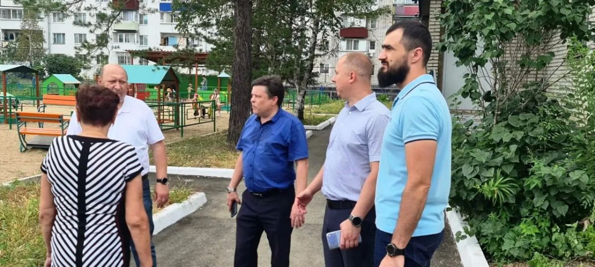 Обновляют территорию детского сада № 50 в Биробиджане