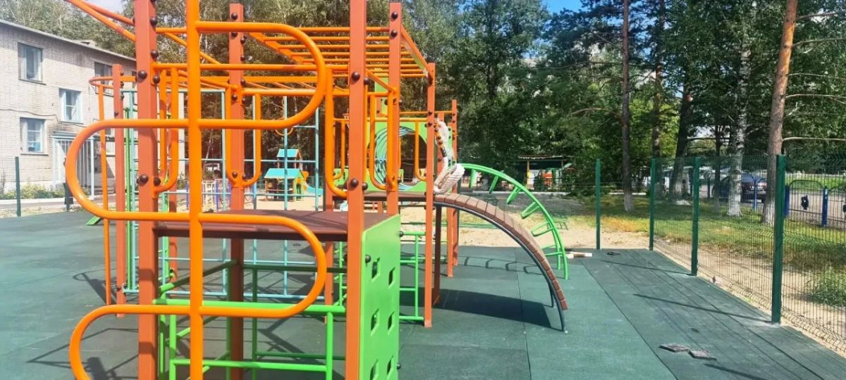 Обновляют территорию детского сада № 50 в Биробиджане Обновляют территорию детского сада № 50 в Биробиджане