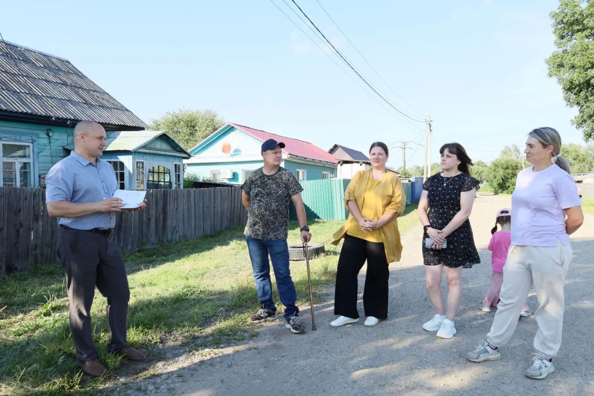 Председатель Городской Думы Сергей Радецкий встретился с жителями улицы Охотской и взял наказы на контроль Председатель Городской Думы Сергей Радецкий встретился с жителями улицы Охотской и взял наказы на контроль