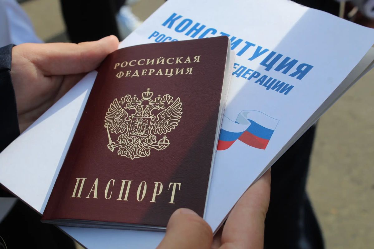Полицейские Еврейской автономной области приняли участие в торжественной церемонии поднятия флага Российской Федерации Полицейские Еврейской автономной области приняли участие в торжественной церемонии поднятия флага Российской Федерации