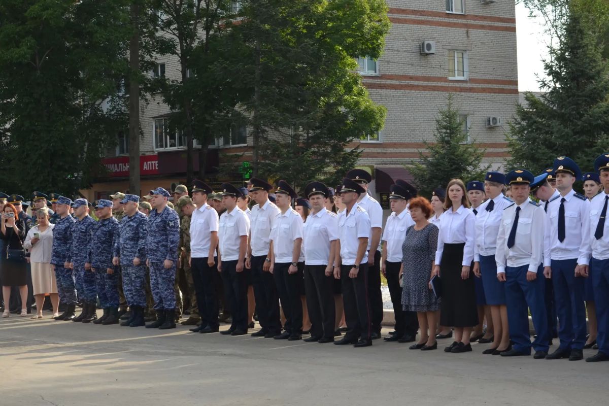 Полицейские Еврейской автономной области приняли участие в торжественной церемонии поднятия флага Российской Федерации Полицейские Еврейской автономной области приняли участие в торжественной церемонии поднятия флага Российской Федерации