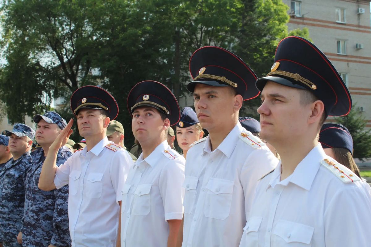 Полицейские Еврейской автономной области приняли участие в торжественной церемонии поднятия флага Российской Федерации Полицейские Еврейской автономной области приняли участие в торжественной церемонии поднятия флага Российской Федерации
