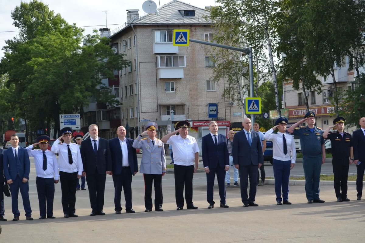 Полицейские Еврейской автономной области приняли участие в торжественной церемонии поднятия флага Российской Федерации Полицейские Еврейской автономной области приняли участие в торжественной церемонии поднятия флага Российской Федерации