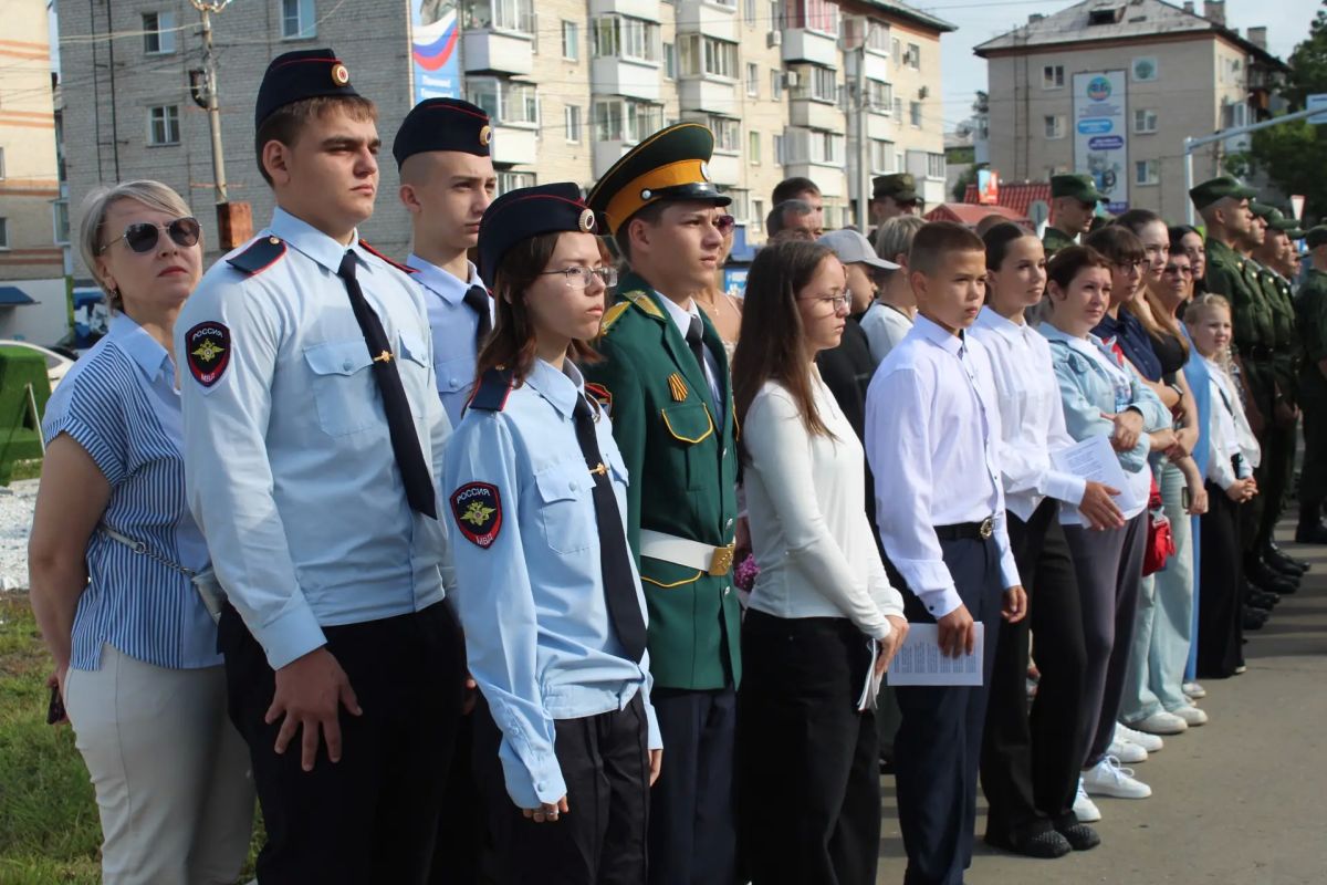 Полицейские Еврейской автономной области приняли участие в торжественной церемонии поднятия флага Российской Федерации Полицейские Еврейской автономной области приняли участие в торжественной церемонии поднятия флага Российской Федерации