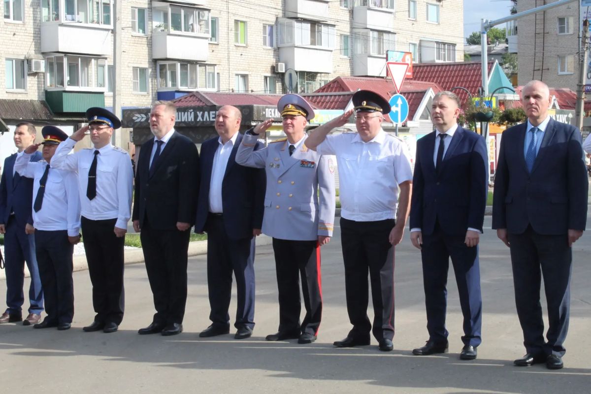 Полицейские Еврейской автономной области приняли участие в торжественной церемонии поднятия флага Российской Федерации Полицейские Еврейской автономной области приняли участие в торжественной церемонии поднятия флага Российской Федерации