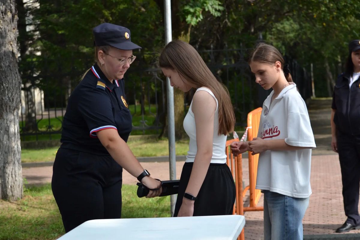 В Еврейской автономной области полицейские обеспечили охрану общественного порядка в День государственного флага Российской Федерации В Еврейской автономной области полицейские обеспечили охрану общественного порядка в День государственного флага Российской Федерации