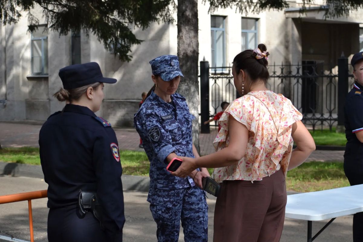 В Еврейской автономной области полицейские обеспечили охрану общественного порядка в День государственного флага Российской Федерации В Еврейской автономной области полицейские обеспечили охрану общественного порядка в День государственного флага Российской Федерации