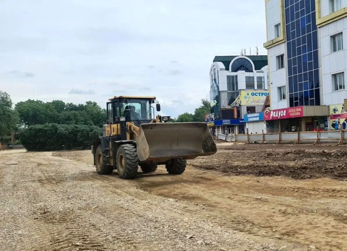 Депутат Кирилл Девятко проконтролировал ход благоустройства территории Арбата в Биробиджане Депутат Кирилл Девятко проконтролировал ход благоустройства территории Арбата в Биробиджане