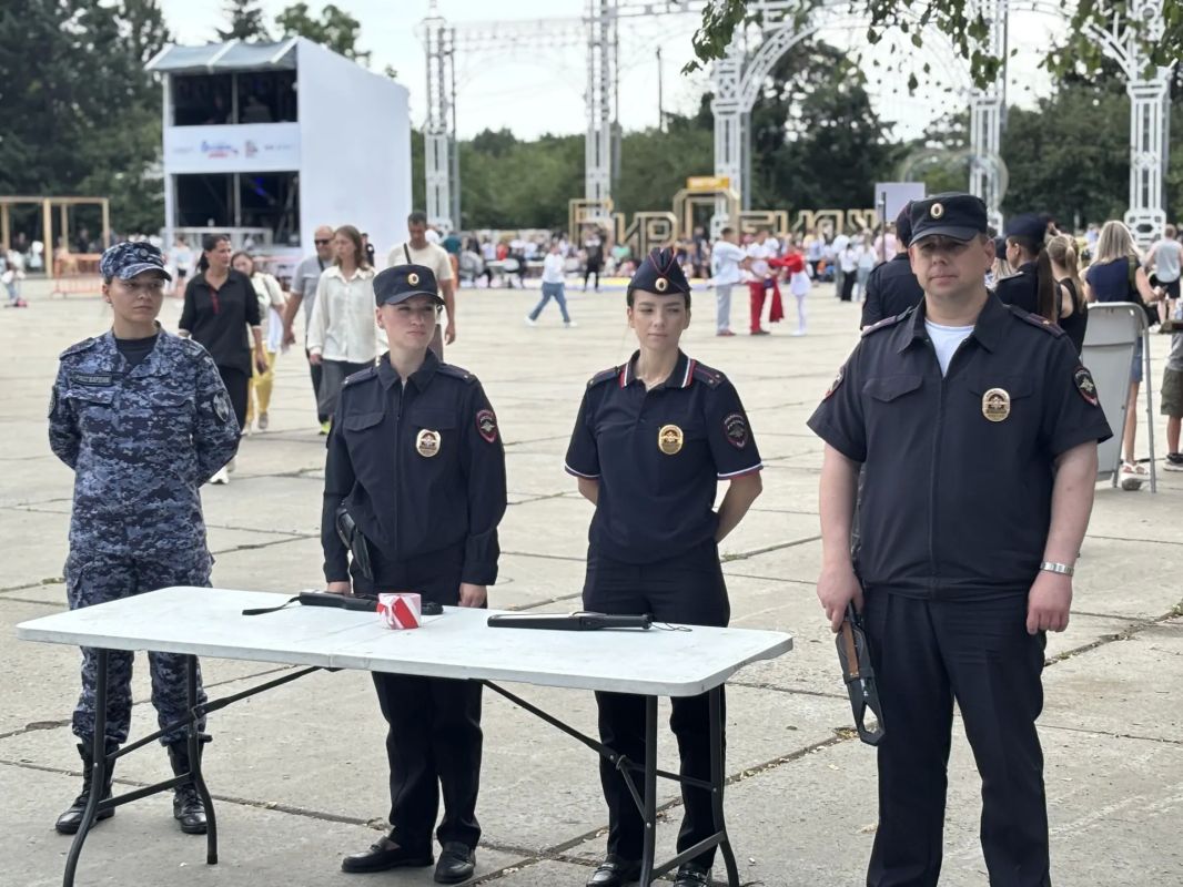 В Еврейской автономной области полицейские обеспечили охрану общественного порядка в День государственного флага Российской Федерации В Еврейской автономной области полицейские обеспечили охрану общественного порядка в День государственного флага Российской Федерации