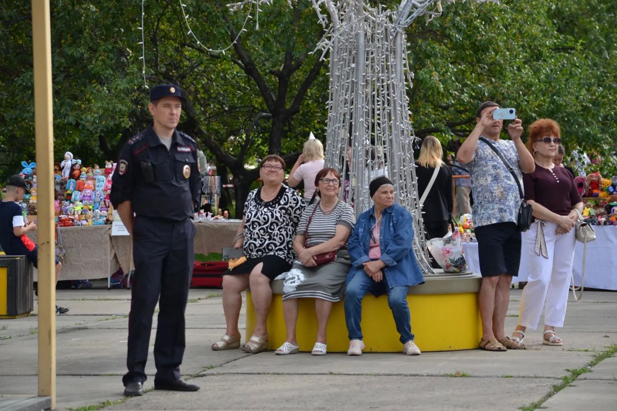 В Еврейской автономной области полицейские обеспечили охрану общественного порядка в День государственного флага Российской Федерации В Еврейской автономной области полицейские обеспечили охрану общественного порядка в День государственного флага Российской Федерации