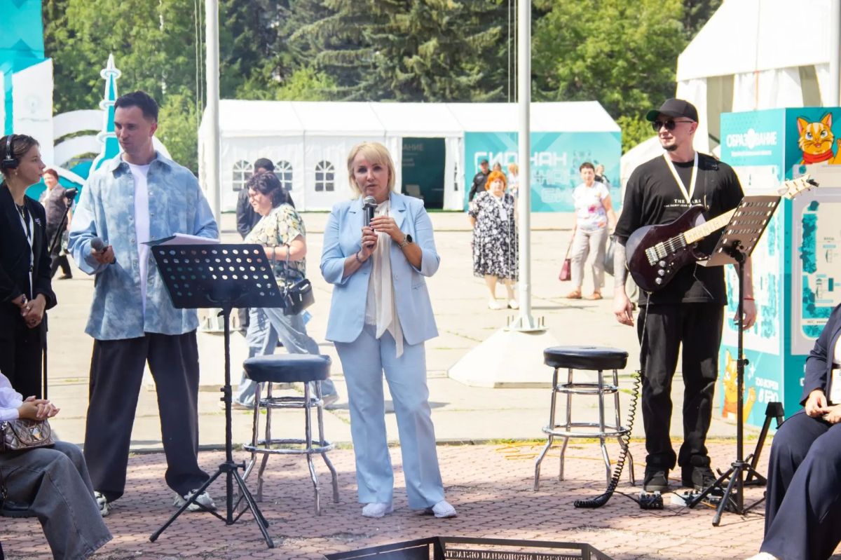 Памятник Учителю в Биробиджане Памятник Учителю в Биробиджане
