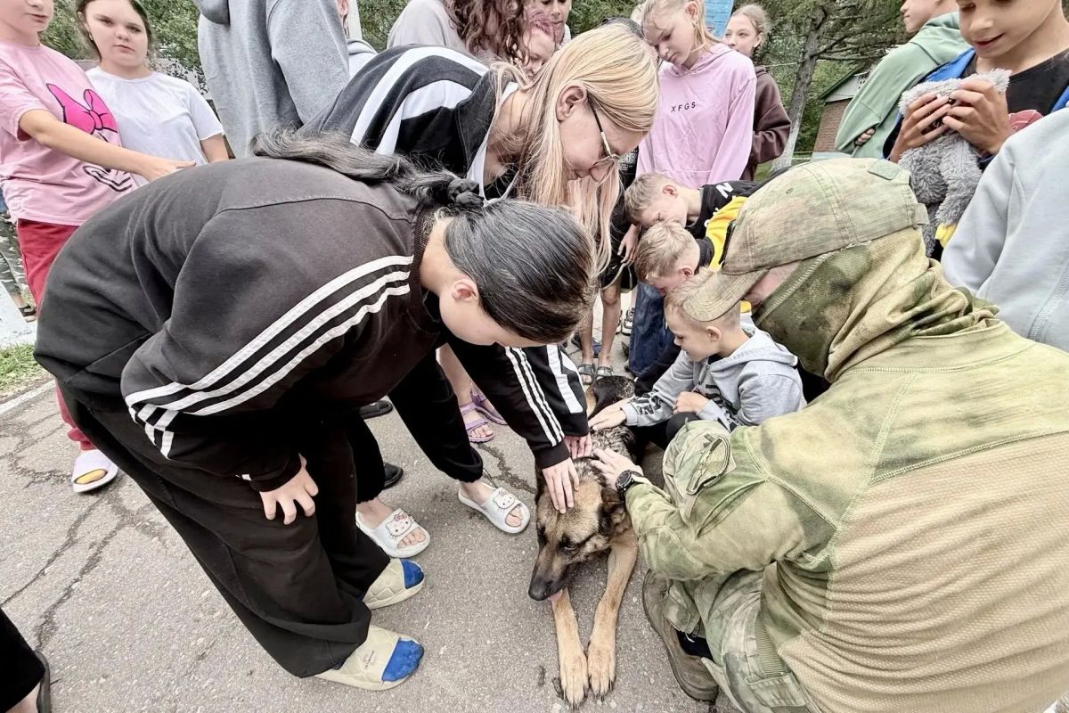 Сотрудники ОМОН «Мизрэх» Росгвардии и служебная собака Венеция стали гостями детского лагеря «Юннаты» в Биробиджане Сотрудники ОМОН «Мизрэх» Росгвардии и служебная собака Венеция стали гостями детского лагеря «Юннаты» в Биробиджане