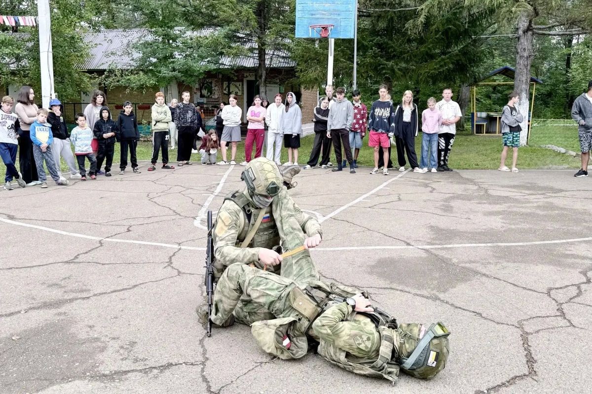 Сотрудники ОМОН «Мизрэх» Росгвардии и служебная собака Венеция стали гостями детского лагеря «Юннаты» в Биробиджане Сотрудники ОМОН «Мизрэх» Росгвардии и служебная собака Венеция стали гостями детского лагеря «Юннаты» в Биробиджане