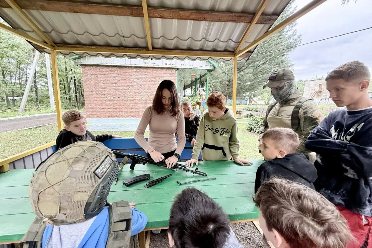 Сотрудники ОМОН «Мизрэх» Росгвардии и служебная собака Венеция стали гостями детского лагеря «Юннаты» в Биробиджане Сотрудники ОМОН «Мизрэх» Росгвардии и служебная собака Венеция стали гостями детского лагеря «Юннаты» в Биробиджане