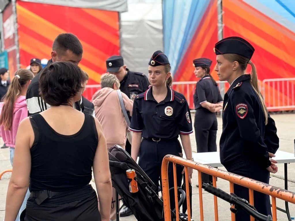 В Биробиджане полицейские обеспечили охрану общественного порядка на фестивале активных граждан «Точка на карте» В Биробиджане полицейские обеспечили охрану общественного порядка на фестивале активных граждан «Точка на карте»
