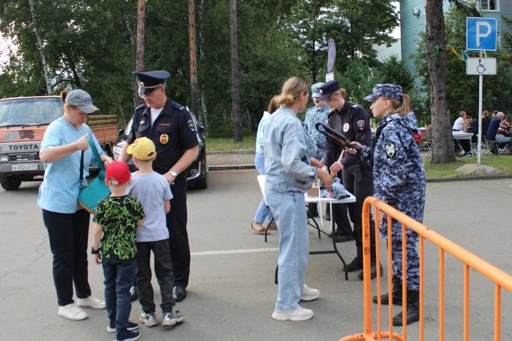 В Биробиджане полицейские обеспечили охрану общественного порядка на фестивале активных граждан «Точка на карте» В Биробиджане полицейские обеспечили охрану общественного порядка на фестивале активных граждан «Точка на карте»