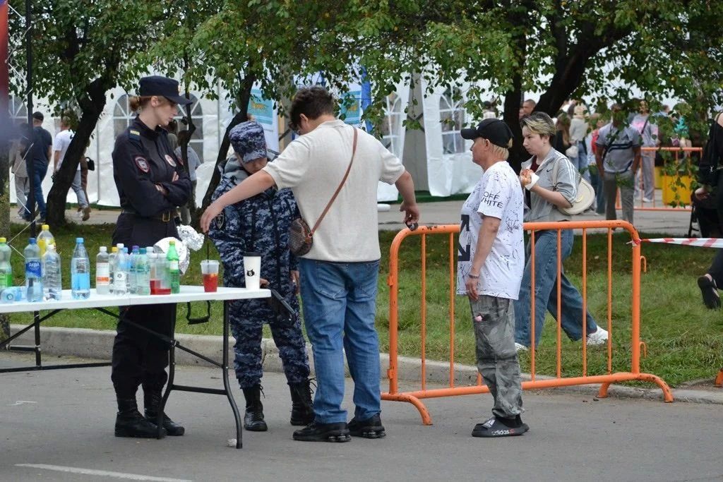 В Биробиджане полицейские обеспечили охрану общественного порядка на фестивале активных граждан «Точка на карте» В Биробиджане полицейские обеспечили охрану общественного порядка на фестивале активных граждан «Точка на карте»