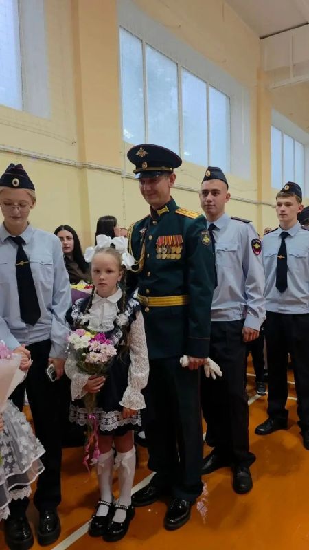 В День знаний ветераны СВО отвели в школу детей своих боевых товарищей В День знаний ветераны СВО отвели в школу детей своих боевых товарищей